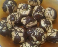 Carolina ou bomba de doce de leite com chocolate