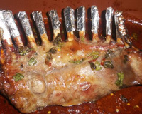 Lombo de cordeiro ao molho de mel e hortelã