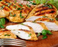 Sempre que faço peito de frango fica suculento depois que um chef me ensinou essas dicas para não deixar a carne ressecada