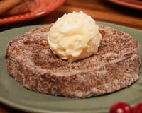 Rabanada de panetone com canela e açúcar, e sorvete em cima