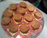 Cupcake com formato de hambúrguer