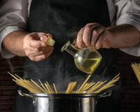 É um hábito que todo mundo tem, mas chefs profissionais são totalmente contra: por que você nunca deve colocar óleo na água do macarrão?