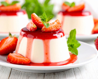 Sobremesa de Natal de preguiçoso: panna cotta com calda de morango é uma receita fácil, com poucos ingredientes e muito saborosa