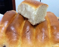 Pão de cachorro quente na máquina de pão