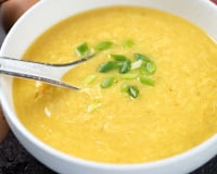 Caldo de batata e frango cremoso com cheiro-verde