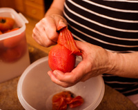 Dicas para descascar alimentos com facilidade: ovos, tomate, alho e cebola