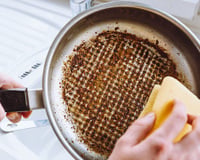 O método secreto da vovó: esta pasta barata limpa panelas queimadas sem precisar esfregar