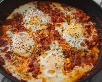 Receita para um jantar proteico, rápido e barato com apenas 4 ingredientes: confira o passo a passo da shakshuka