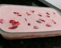 Picolé fruttare de morango na travessa