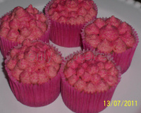 Cupcakes de frutas vermelhas cobertos com chantilly de morango