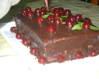 Bolo de chocolate com cereja banhado ao vinho e calda de cereja