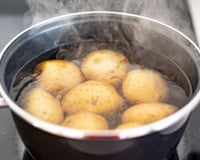 Os cozinheiros concordam: "Para deixar as batatas cozidas mais saborosas, adicione duas folhas de louro e um dente de alho à água."