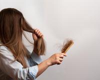 Poucos sabem, mas esses 5 alimentos podem acelerar a calvície, segundo dermatologista!
