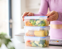 O que acontece se você congelar comida ainda quente? Entenda sobre sabor, nutrientes e segurança alimentar