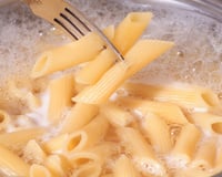 Para que serve colocar vinagre na água de cozimento do macarrão? TudoGostoso explica por que recomendam e como usar a dica