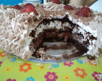 Bolo de chocolate com morango trufado - fácil e econômico