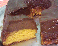 Bolo de cenoura com pudim de chocolate