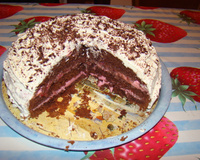 Bolo de chocolate com recheio de morango