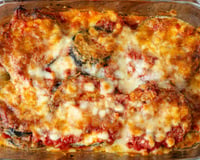 Caçarola italiana com berinjela, tomates e mussarela: receita favorita da minha avó direto para a sua mesa!