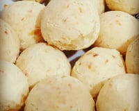 Pão de queijo com bastante queijo