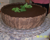 Chocotorta de maracujá com calda de chocolate