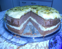 Bolo de chocolate com mousse de maracujá
