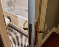 A porta do banheiro deve ficar aberta ou fechada após o banho? Descubra como evitar que o mofo e o cheiro de umidade se espalhem pela casa
