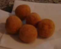 Bolinha de milho com queijo