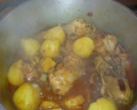 Sobre coxas de frango assadas com batata