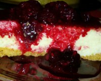 Torta Galak com calda de frutas vermelhas