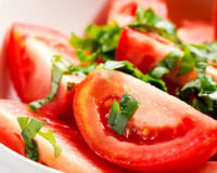 Os chefs italianos concordam: "A salada de tomate fica melhor se você usar tomates carnudos e adicionar folhas frescas de manjericão."