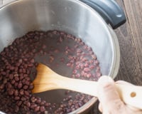 Pare de desperdiçar gás: aprenda como cozinhar feijão em 15 minutos e deixar os grãos inteiros