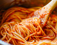 Essa receita de macarronada suculenta com molho de carne moída que aprendi com a minha avó é o melhor almoço pra fazer no feriado