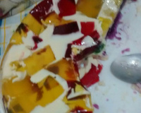 Sobremesa colorida de gelatina