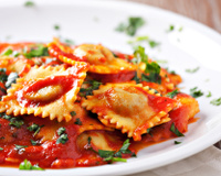 Ravioli ao molho de tomate e ervilha