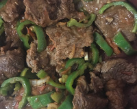 Bife ao molho de tomate com pimentão