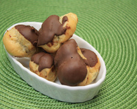 Carolina ou bomba de doce de leite com chocolate