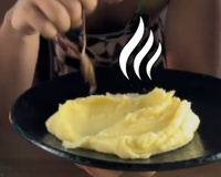 "Parece que tô comendo uma nuvem": receita de purê de batata profissional tem textura mais leve que de restaurante