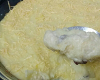 Gratinado de purê de batata com estrogonofe de calabresa