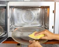 Nem perrengue, nem sofrimento: você só precisa desse item para limpar o micro-ondas em poucos minutos