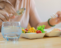 Marta León, especialista em saúde da microbiota: "Beber muita água enquanto come pode retardar a digestão"