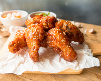 Asinha de frango frito estilo coreano: uma receita picante e doce para lamber os dedos