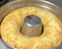 Pão de queijo gigante, recheado com requeijão cremoso