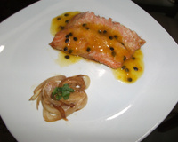 Salmão ao molho de maracujá