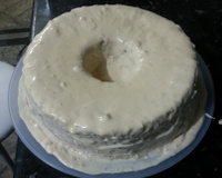 Bolo de laranja com cobertura de laranja.