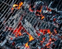 Poucas pessoas sabem, mas meu pai me ensinou: jogar sal nas brasas da churrasqueira eleva o seu churrasco a outro patamar