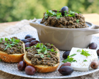 Tapenade de azeitona: como fazer a receita fresca, picante e versátil que funciona como molho dos pratos ou comer com pão de petisco