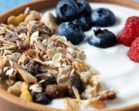 Qual é o melhor horário para comer iogurte? Consumi-lo em diferentes horários do dia oferece diferentes benefícios