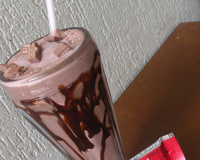 Milk shake de kit kat da familia burger