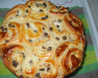 Pão doce recheado com ricota e uvas passas